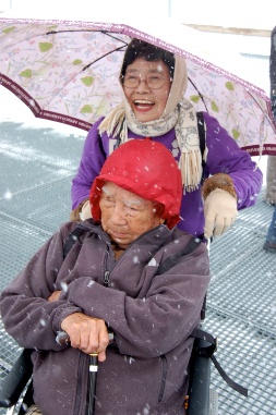 Endlich! Die Japanergruppe Micky ist am Ziel ihrer Träume angelangt. Auch der 85jährige Mann im Rollstuhl. (Bild: Martin Keller)